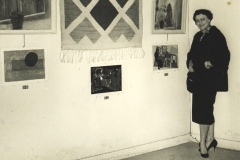 En-meget-ung-Vera-Myhre-264-1964-udstilling